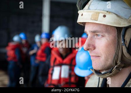 200113-N-KC192-2090 MAR ROSSO (GEN. 13, 2020) - Boatswain's Mate 1st Class John Howard, assegnato alla nave d'assalto anfibio di classe Wasp USS Bataan (LHD 5), orologi combattere l'artigianato di ricognizione della gomma avvicinarsi al ponte del pozzo, 13 gennaio 2020. Bataan è il fiore all'occhiello del Bataan Amphibious Ready Group e, con la 26a unità Marine Expeditionary, È distribuito nella 5th Fleet area degli Stati Uniti di operazioni a sostegno delle operazioni di sicurezza marittima per rassicurare alleati e partner e preservare la libertà di navigazione e il libero flusso di commercio nella regione. (STATI UNITI Foto Navy di Mass Communicat Foto Stock