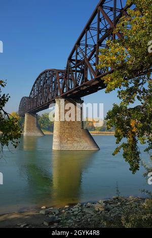 Treno Trestle sul fiume Missouri a Bismarck, North Dakota. Foto Stock