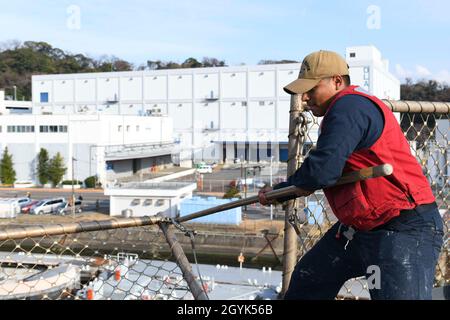 200114-N-HR150-002 YOKOSUKA, Giappone (Gen. 14, 2020) - Seaman Apprentice Jose Torres, da Los Angeles, allinea ed esegue la manutenzione sulle reti di ponte di volo a bordo della nave ammiraglia USS Blue Ridge della 7th Fleet degli Stati Uniti (LCC 19). Blue Ridge è la più antica nave operativa della Marina e, come nave di comando della 7a flotta, lavora attivamente per promuovere i rapporti con gli alleati e i partner nella regione Indo-Pacific. (STATI UNITI Foto della Marina di Seaman Matt Hall, specialista della comunicazione di massa) Foto Stock