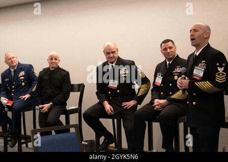 200114-N-UB993-0007 ARLINGTON, Virginia (Gen. 14, 2019) Fleet Master Chief, Fleet Forces Command Richard o'Rawe parla durante la Roundtable arruolata durante la partecipazione al trentaduesimo simposio della National Surface Navy Association. O'Rawe ha parlato della lotta contro la guerra e della disponibilità delle navi. (STATI UNITI Foto Navy di Anastasia McCarroll, Senior Chief Mass Communication Specialist) Foto Stock