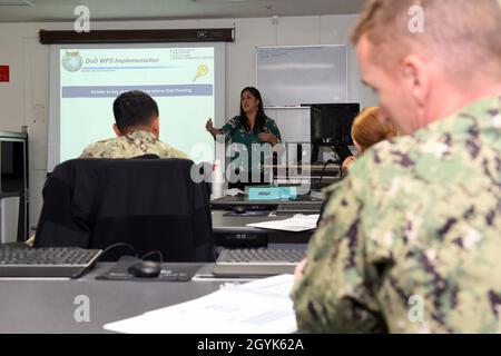 YOKOSUKA, Giappone (Gen. 14, 2020) - Monica Herrera, sviluppatore del curriculum Women, Peace and Security Program (WPS) presso il comando statunitense Indo-Pacific, fornisce una formazione generale sul WPS ai marinai che partecipano al corso statunitense Indo-Pacific Command Gender in Security Cooperation, tenuto dal 14 al 15 gennaio 2020 su Commander, Fleet Activities Yokosuka. Il corso è stato sviluppato in risposta alla necessità di una formazione completa sul WPS all'interno del Command Theater Indo-Pacific degli Stati Uniti e soddisfa i requisiti di formazione descritti nel WPS Act degli Stati Uniti del 2017 e nella strategia degli Stati Uniti sul WPS. (STATI UNITI Navy photo Capo Mass Communication Specialis Foto Stock