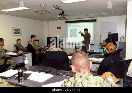 YOKOSUKA, Giappone (Gen. 14, 2020) - il Capt. Mark Asuncion, il capo di stato maggiore della flotta statunitense 7° per la strategia e l'impegno internazionali, consegna commenti di apertura ai marinai che partecipano ad un corso di cooperazione tra i comandi degli Stati Uniti indoPacifico (US Indo-Pacific Command Gender in Security Cooperation Course) tenuto dal 14 al 15 gennaio 2020 su Commander, Fleet Activities Yokosuka. Il corso è stato sviluppato in risposta alla necessità di un'educazione completa su Donne, Pace e sicurezza (WPS) all'interno del sistema di comando IndoPacifico degli Stati Uniti e soddisfa i requisiti di formazione descritti nel WPS Act degli Stati Uniti del 2017 e nella strategia degli Stati Uniti sul WPS. (STATI UNITI Foto Navy Capo Messa Communicat Foto Stock