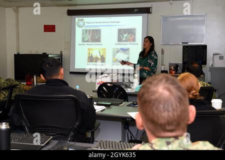 YOKOSUKA, Giappone (Gen. 14, 2020) - Monica Herrera, sviluppatore del curriculum Women, Peace and Security Program (WPS) presso il comando statunitense Indo-Pacific, fornisce una formazione generale sul WPS ai marinai che partecipano al corso statunitense Indo-Pacific Command Gender in Security Cooperation, tenuto dal 14 al 15 gennaio 2020 su Commander, Fleet Activities Yokosuka. Il corso è stato sviluppato in risposta alla necessità di una formazione completa sul WPS all'interno del Command Theater Indo-Pacific degli Stati Uniti e soddisfa i requisiti di formazione descritti nel WPS Act degli Stati Uniti del 2017 e nella strategia degli Stati Uniti sul WPS. (STATI UNITI Navy photo Capo Mass Communication Specialis Foto Stock