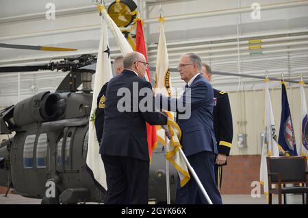 Patrick Mason accetta l'Ufficio esecutivo del programma per l'Aviazione guidon dal Dr. Bruce Jette, Segretario aggiunto dell'Esercito per l'acquisizione, la logistica e la tecnologia, durante una cerimonia di cambio di charter del 14 gennaio. A destra c'è il Maj. Gen. Thomas Todd, direttore esecutivo del programma uscente per l'Aviazione. A sinistra c'è Sgt. Major Woody Sullivan, il sergente maggiore per l'aviazione PEO. Foto di Denise Demonia Foto Stock