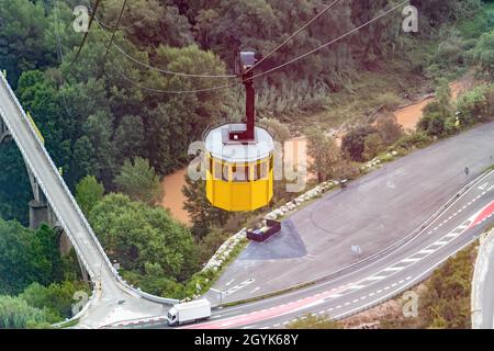 Cabinovia che sale fino al monte Montserrat in cui si trovano l'abbazia e monastero di Montserrat Foto Stock