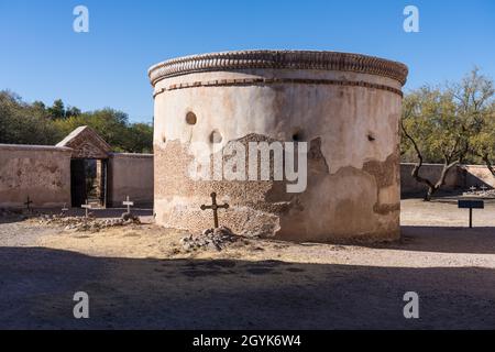 La cappella mortuaria circolare è stata utilizzata per condurre i servizi funebri alla missione. Parco storico Nazionale Tumacori Foto Stock