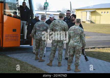 I veterani di combattimento, associati alla Fondazione truppe prima (TFF), arrivano alla Accademia non commissionata del 7° Army Training Command a Grafenwoehr, Germania, 15 gennaio 2020. TFF è stato creato per sviluppare, gestire e supportare wellness, qualità della vita e iniziative basate su eventi per i guerrieri feriti da combattimento dopo il 9/11. (STATI UNITI Esercito foto di Gertrud Zach) Foto Stock