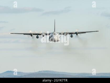 Una C-130H Hercules assegnato al 103 Airlift Wing vola su western Massachusetts, Gennaio 15, 2020. Personale di volo dal 103 è volato a due navi e di formazione condotte airdrops pesante con i pallet e container sistemi di consegna, chiave di addestramento tattico funzionalità airlift. (U.S. Air National Guard photo by Staff Sgt. Steven Tucker) Foto Stock