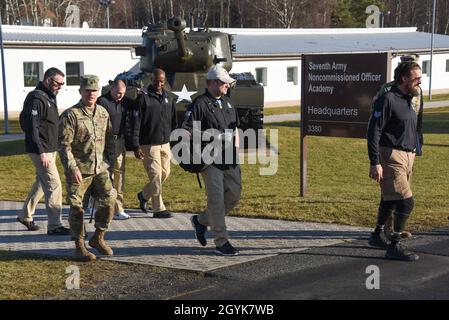 U.S. Army Master Sgt. (ret.) Leroy Petry (centro) e altri veterani di combattimento visitano la settima Accademia ufficiale non commissionata del comando di addestramento dell'esercito a Grafenwoehr, Germania, 15 gennaio 2020. I veterani sono associati alla Fondazione truppe First (TFF), un'organizzazione che supporta i guerrieri feriti dopo il 9/11 facilitando le visite in loco nelle aree di addestramento e nelle strutture mediche a beneficio terapeutico. (STATI UNITI Foto esercito di Markus Rauchenberger) Foto Stock