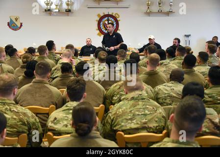 U.S. Army Master Sgt. (ret.) Leroy Petry (centro) parla con gli studenti della Accademia non commissionata del 7° comando di addestramento dell'Esercito durante una visita a Grafenwoehr, Germania, 15 gennaio 2020. Petry e altri veterani di combattimento sono associati alla Fondazione truppe First (TFF), un'organizzazione che supporta i guerrieri feriti dopo il 9/11 facilitando le visite in loco nelle aree di formazione e nelle strutture mediche a beneficio terapeutico. (STATI UNITI Foto esercito di Markus Rauchenberger) Foto Stock