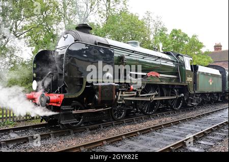 Cheltenham una locomotiva di classe delle scuole sulla ferrovia di Bluebell. Foto Stock