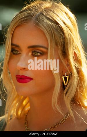 Valentina Ferragni arriva alla sfilata di moda primavera/estate 2022 di Alberta Ferretti a Milano. Foto Stock