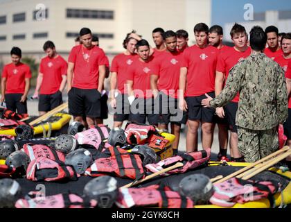 CORONADO, California (Gen. 15, 2020) i membri della squadra di baseball della San Diego Sate University imparano a conoscere il lavoro di squadra utilizzato dagli equipaggi di imbarcazioni Basic Underwater Demolition/SEAL (BUD/S) come parte della loro visita al Naval Special Warfare (NSW) Center di Coronado, California, gennaio 15. La visita del team è stata un'opportunità per i suoi atleti della NCAA Division i di imparare dallo staff del Naval Special Warfare (NSW) Basic Training Command (BTC) su NSW e su come le Navy SEALs costruiscono squadre fisicamente e mentalmente difficili. NSW BTC rientra nel NSW Center, che fornisce un addestramento iniziale e avanzato ai marinai che mak Foto Stock