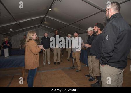 Shannon Shaad, Camp Aachen USO Center Manager, offre un tour della struttura a un gruppo di veterani di combattimento durante una visita a Grafenwoehr, Germania, 15 gennaio 2020. Il gruppo di veterani di combattimento è associato alla Fondazione truppe prima (TFF), un'organizzazione che supporta i guerrieri feriti dopo il 9/11 facilitando le visite in loco alle aree di formazione e alle strutture mediche per il beneficio terapeutico. (STATI UNITI Esercito foto di SPC. Denice Lopez) Foto Stock