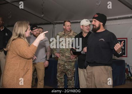 U.S. Army Master Sgt. (ret.) Chris Corbin chiede a Shannon Shaad, Camp Aachen USO Center Manager, una domanda sulla struttura durante una visita a Grafenwoehr, Germania, 15 gennaio 2020. Corbin e altri veterani di combattimento sono associati alla Fondazione truppe First (TFF), un'organizzazione che supporta i guerrieri feriti dopo il 9/11 facilitando le visite in loco nelle aree di formazione e nelle strutture mediche a beneficio terapeutico. (STATI UNITI Esercito foto di SPC. Denice Lopez) Foto Stock