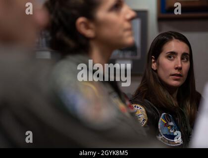 Il giornalista di notizie locali, Madeline Schmitt, partecipa a un briefing pre-volo con i membri del 71st Flying Training Squadron prima di condurre un volo mediatico presso la Joint base Langley-Eustis, 15 gennaio 2020. Questo volo dimostra il rigore di addestramento che i piloti dell'aeronautica statunitense possono sopportare durante le operazioni di volo. La prima ala del Fighter ha iniziato a incorporare terapisti fisici dal 633rd Medical Operations Squadron nel 2019 per affrontare il dolore al collo e alla schiena che gli equipaggi dei combattenti sopportano per aiutare a risparmiare tempo e fornire assistenza sanitaria preventiva. Foto Stock