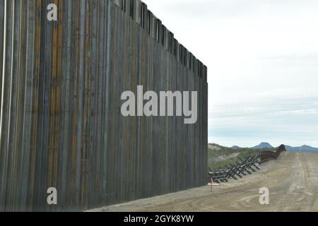I dissuasori in acciaio da 30 piedi sostituiscono le vecchie barriere in stile Normandia al progetto Tucson 3 vicino a Douglas, Arizona, 15 gennaio 2020. Il progetto Tucson 3 si estende per circa 32 km, sostituendo i design obsoleti e dilatati con un sistema di barriera in acciaio. Il corpo degli ingegneri dell'esercito degli Stati Uniti, il distretto Di Confine del Sud Pacifico fornisce servizi di appalto, tra cui supervisione di progettazione e costruzione, di progetti di barriera di confine sud-occidentale finanziati dal Dipartimento della Difesa in California, Arizona, New Mexico e Texas, in direzione dell'Amministrazione e su richiesta del Dipartimento o Foto Stock