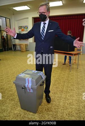 Brno, Repubblica Ceca. 08 ottobre 2021. Il presidente del partito politico ceco ODS Petr Fiala di Spolu (insieme), si pronuncia durante le elezioni alla Camera dei deputati del Parlamento della Repubblica ceca, a Brno, Repubblica ceca, l'8 ottobre 2021. Credit: Igor Zehl/CTK Photo/Alamy Live News Foto Stock