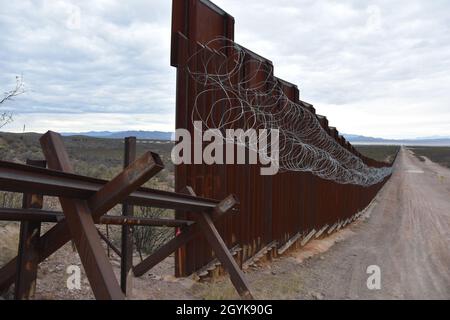 Le obsolete barriere dei veicoli in stile Normandia lungo il confine tra Stati Uniti e Messico saranno sostituite da un sistema di barriere in acciaio vicino a Douglas, Arizona, 15 gennaio 2020. Il corpo dell'esercito degli Stati Uniti degli ingegneri, distretto di confine del Pacifico del sud sta fornendo i servizi di appalto, compreso il controllo di progettazione e costruzione, dei progetti di barriera di confine del sud-ovest finanziati dal Dipartimento della Difesa in California, Arizona, New Mexico e Texas alla direzione dell'amministrazione e su richiesta del Dipartimento della sicurezza interna, Dogane e protezione delle frontiere (nessuno in questa foto ha attraversato il confine internazionale). Foto Stock