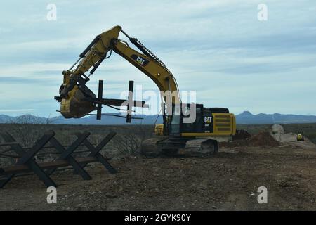 Gli equipaggi edili rimuovono le obsolete barriere dei veicoli in stile normanno per posizionare i bolli in acciaio al progetto Tucson 3 lungo la barriera di confine vicino a Douglas, Arizona, 15 gennaio 2020. Il corpo dell'esercito degli Stati Uniti degli ingegneri, distretto di confine del Pacifico del sud sta fornendo i servizi di appalto, compreso il controllo di progettazione e costruzione, dei progetti di barriera di confine del sud-ovest finanziati dal Dipartimento della Difesa in California, Arizona, New Mexico e Texas alla direzione dell'amministrazione e su richiesta del Dipartimento della sicurezza interna, Dogane e protezione delle frontiere (nessuno in questa foto ha attraversato il intern Foto Stock