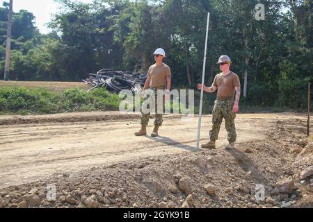 Marinai della Marina degli Stati Uniti Chief Petty Officer Juan Gonzalez, a sinistra, e Petty Officer 3a Classe Jonah Foote tenere una canna di filly per misurare una distanza sconosciuta alla gamma 1 durante uno scambio di esperti in materia su Royal Thai Marine base Sattahip, Regno di Thailandia, 15 gennaio 2020. I membri del servizio degli Stati Uniti e i Royal Thai Marines hanno lavorato insieme durante un SCEE degli Stati Uniti e della Thailandia per condividere le Best practice, aumentare la loro capacità di lavorare insieme e costruire amicizie. Gonzalez, un nativo di Cidra, Porto Rico, è l'assistente ufficiale in carica dei marine degli Stati Uniti per questo esercizio con Naval Mobile Construction B. Foto Stock