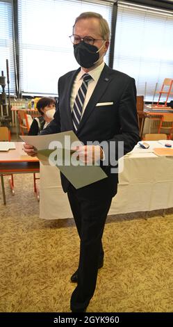 Brno, Repubblica Ceca. 08 ottobre 2021. Il presidente del partito politico ceco ODS Petr Fiala di Spolu (insieme), si pronuncia durante le elezioni alla Camera dei deputati del Parlamento della Repubblica ceca, a Brno, Repubblica ceca, l'8 ottobre 2021. Credit: Igor Zehl/CTK Photo/Alamy Live News Foto Stock