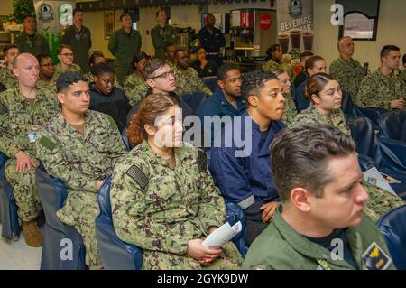 200115-N-BD319-1007 NEWPORT NEWS, Virginia (Gen. 15, 2020) marinai assegnati alla portaerei di classe Nimitz USS George Washington (CVN 73) ascoltano gli ospiti durante una cerimonia del patrimonio Martin Luther King Jr. Day sulla struttura di alloggio galleggiante (FAF). George Washington è in fase di ristrutturazione del complesso di rifornimento (RCOH) presso il Newport News Shipyard. IL RCOH è un progetto di quasi quattro anni realizzato solo una volta durante i 50 anni di vita utile di un vettore che include il rifornimento dei due reattori nucleari della nave, nonché riparazioni, aggiornamenti e modernizzazione significativi. (STATI UNITI Foto Navy di Mass Commu Foto Stock