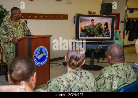 200115-N-BD319-1004 NEWPORT NEWS, Virginia (Gen. 15, 2020) Capo Interior Communications Electrician General Livingston, a sinistra, il capo del comitato del patrimonio a bordo del vettore aereo di classe Nimitz USS George Washington (CVN 73), presenta una presentazione di marinai volontari durante una cerimonia del patrimonio Martin Luther King Jr. Day sulla struttura di alloggio galleggiante (FAF). George Washington è in fase di ristrutturazione del complesso di rifornimento (RCOH) presso il Newport News Shipyard. RCOH è un progetto di quasi quattro anni eseguito una sola volta durante i 50 anni di vita utile di un vettore che include il rifornimento del tw della nave Foto Stock