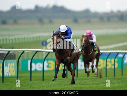 Siskany e William Buick (a sinistra) tornano a casa per vincere la bet365 Old Rowley Cup handicap al Newmarket Racecourse. Data foto: Venerdì 8 ottobre 2021. Foto Stock