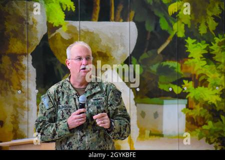 OSPEDALE NAVALE GUAM, Guam (16 gennaio 2020) il chirurgo della Marina degli Stati Uniti, General Rear ADM Bruce Gillingham, parla con i marinai della proiezione del potere medico a una chiamata dell'ammiraglio nell'atrio Guam dell'ospedale navale 16 gennaio 2020. Il posteriore ADM Gillingham e il Capo Master della forza Smith stanno visitando le unità operative e pronte della Marina medica nel Pacifico per parlare di garantire la prontezza fornendo persone ben addestrate, lavorando in team coesivi su piattaforme ottimizzate, dimostrando prestazioni ad alta velocità per proiettare potenza medica a supporto della superiorità marittima. US Navy foto di CDR Denver Applehans / relea Foto Stock