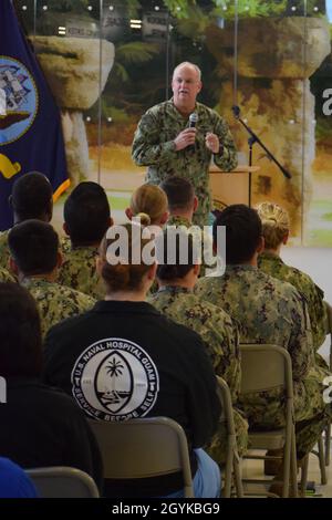 OSPEDALE NAVALE GUAM, Guam (16 gennaio 2020) il chirurgo della Marina degli Stati Uniti, General Rear ADM Bruce Gillingham, parla con i marinai della proiezione del potere medico a una chiamata dell'ammiraglio nell'atrio Guam dell'ospedale navale 16 gennaio 2020. Il posteriore ADM Gillingham e il Capo Master della forza Smith stanno visitando le unità operative e pronte della Marina medica nel Pacifico per parlare di garantire la prontezza fornendo persone ben addestrate, lavorando in team coesivi su piattaforme ottimizzate, dimostrando prestazioni ad alta velocità per proiettare potenza medica a supporto della superiorità marittima. US Navy foto di CDR Denver Applehans / relea Foto Stock