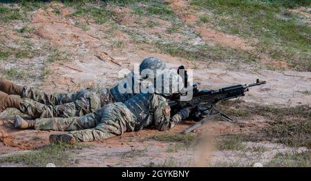 Georgia Army National Guardsmen, SPC. Samantha Jackson, uno specialista della logistica, e SPC. Ellington Byrd, un meccanico leggero, entrambi con il 110° Battaglione di supporto al servizio di combattimento basato su Tifton, si impegna con obiettivi durante il corso Advanced Machine Gun Leaders Course a Fort Stewart, GA., 16 gennaio 2020. Operando in squadra, Jackson spara l'arma mentre Byrd assiste nel funzionamento del sistema di armi. Foto della Guardia Nazionale dell'Esercito degli Stati Uniti di Sgt. Prima classe R.J. Lannom Jr Foto Stock