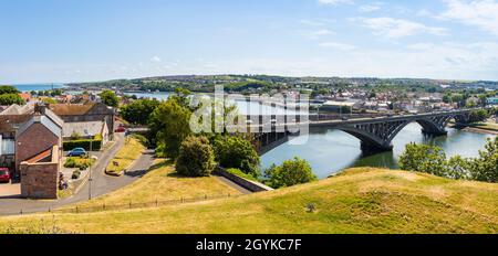 Ponte stradale in cemento o il Royal Tweed Bridge sul fiume Tweed a Berwick-upon-Tweed o Berwick-on-Tweed Northumberland Inghilterra GB UK Europe Foto Stock