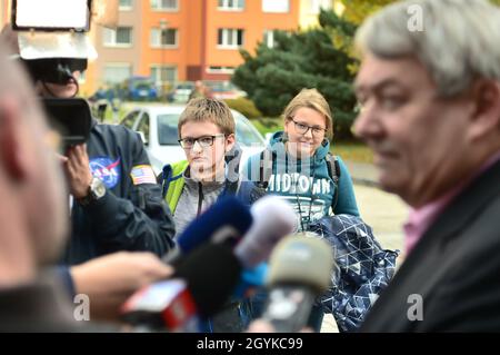 Ceske Budejovice, Repubblica Ceca. 08 ottobre 2021. Vojtech Filip, leader del Partito comunista ceco, vota durante le elezioni alla Camera dei deputati del Parlamento della Repubblica ceca, l'8 ottobre 2021, a Ceske Budejovice, Repubblica Ceca. Credit: Vaclav Pancer/CTK Photo/Alamy Live News Foto Stock