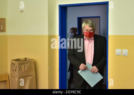 Ceske Budejovice, Repubblica Ceca. 08 ottobre 2021. Vojtech Filip, leader del Partito comunista ceco, vota durante le elezioni alla Camera dei deputati del Parlamento della Repubblica ceca, l'8 ottobre 2021, a Ceske Budejovice, Repubblica Ceca. Credit: Vaclav Pancer/CTK Photo/Alamy Live News Foto Stock