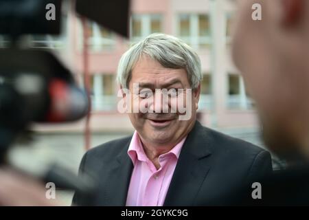 Ceske Budejovice, Repubblica Ceca. 08 ottobre 2021. Vojtech Filip, leader del Partito comunista ceco, vota durante le elezioni alla Camera dei deputati del Parlamento della Repubblica ceca, l'8 ottobre 2021, a Ceske Budejovice, Repubblica Ceca. Credit: Vaclav Pancer/CTK Photo/Alamy Live News Foto Stock