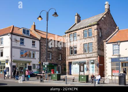 Negozi e aziende e il vecchio edificio Berwick Advertiser a Marygate in Berwick-upon-Tweed o Berwick-on-Tweed Northumberland Inghilterra GB UK Europe Foto Stock