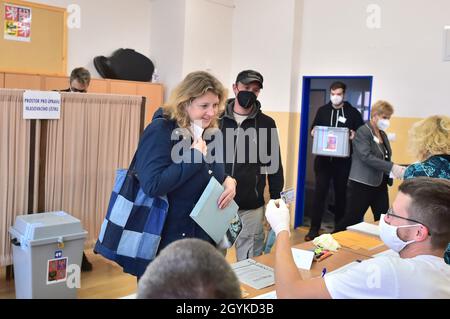 Ceske Budejovice, Repubblica Ceca. 08 ottobre 2021. Le persone votano durante le elezioni alla Camera dei deputati del Parlamento della Repubblica ceca, l'8 ottobre 2021, a Ceske Budejovice, Repubblica ceca. Credit: Vaclav Pancer/CTK Photo/Alamy Live News Foto Stock