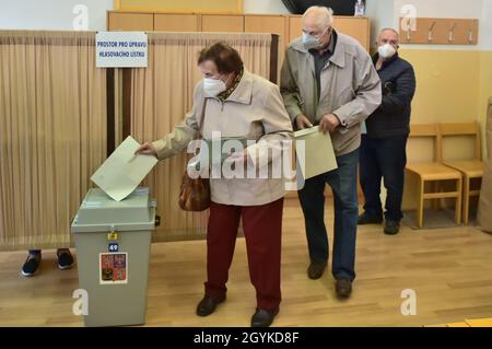 Ceske Budejovice, Repubblica Ceca. 08 ottobre 2021. Le persone votano durante le elezioni alla Camera dei deputati del Parlamento della Repubblica ceca, l'8 ottobre 2021, a Ceske Budejovice, Repubblica ceca. Credit: Vaclav Pancer/CTK Photo/Alamy Live News Foto Stock