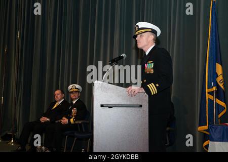 KEYPORT, Washington (Gen. 17, 2020) CMdR. Jason Deichler, comandante del sottomarino ad attacco rapido di classe Los Angeles USS Pittsburgh (SSN 720), consegna commenti durante la cerimonia di inattivazione della barca al Museo Navale Undersea degli Stati Uniti a Keyport, Washington, gennaio 17. Pittsburgh e il suo equipaggio hanno effettuato il loro primo transito artico per un cambio finale di homeport da Groton, Connecticut, a Bremerton, Washington, in arrivo nel maggio 28, 2019 avviare il processo di disattivazione e disattivazione. (STATI UNITI Foto Navy di Mass Communication Specialist 1a Classe Andrea Perez/rilasciato) Foto Stock