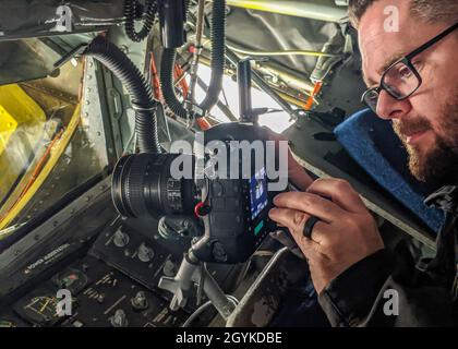 Ethan Wagner, 412th Test Wing fotografo aereo, prepara la sua macchina fotografica all'interno di un KC-135 Stratotanker alla base dell'aeronautica di Edwards, gennaio 17. La 412a Test Wing invierà una KC-135 e tre F-16 Fighting Falcons per condurre un volo per il campionato NFC al Levi’s Stadium di Santa Clara, California, il 19 gennaio. (Foto Air Force di Crosby Shaterian) Foto Stock