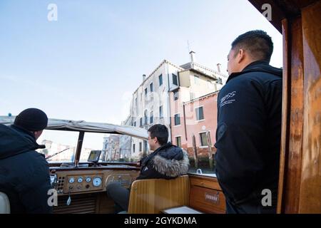 Roberto Ciambetti, presidente del Consiglio Regionale Veneto, ha incontrato a dicembre il Comandante dell'Esercito Italiano degli Stati Uniti, il col. Daniel Vogel, insieme ad altri soldati della Comunità Vicenza, per ringraziarli per il loro aiuto nella pulizia di Venezia. Lo scorso autunno la città di Venezia ha visto la peggiore inondazione dal 1974 e il programma "migliori opportunità per i soldato" ha organizzato un team di volontari per aiutare a salvare Venezia. Foto Stock