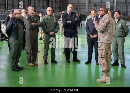 17 gennaio 2020 il Presidente del Comitato militare, Capo Maresciallo dell'aria Sir Stuart Peach, Comandante supremo alleato Europa (SACEUR) ascolta un briefing sulla forza di sorveglianza del suolo dell'Alleanza della NATO (NAGSF) presso la base aerea di Sigonella in Italia. Il briefing fa parte della presentazione della sorveglianza di terra dell'Alleanza (AGS), che comprende anche una cerimonia alla presenza del Segretario Generale della NATO, sig. Jens Stoltenberg. La cerimonia segna la consegna di velivoli pilotati da remoto AGS. Il sistema AGS è composto da cinque velivoli NATO RQ-4D chiamati “Phoenix” e dal comando di terra associato. Con il nuovo acquisito Foto Stock