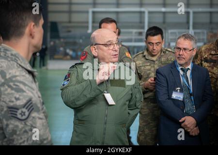 17 gennaio 2020 il Presidente del Comitato militare, Capo Maresciallo dell'aria Sir Stuart Peach pone una domanda in un briefing di scena sulla forza di sorveglianza del suolo dell'Alleanza NATO (NAGSF) presso la base aerea di Sigonella in Italia. Il briefing fa parte della presentazione della sorveglianza di terra dell'Alleanza (AGS), che comprende anche una cerimonia alla presenza del Segretario Generale della NATO, sig. Jens Stoltenberg. La cerimonia segna la consegna di velivoli pilotati da remoto AGS. Il sistema AGS è composto da cinque velivoli NATO RQ-4D chiamati “Phoenix” e dal comando di terra associato. Con il nuovo AGS acquisito la NATO si impegnerà Foto Stock