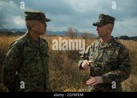 Kouki Watanabe, a sinistra, comandante del 12° reggimento fanteria del JGSDF parla con il col. Robert Brodie, comandante della 31° unità di spedizione marina, prima della cerimonia di apertura dell'Esercito occidentale della Foresta di esercizio a Camp Oyanohara, Kyushu, Giappone, 18 gennaio 2020. L'esercizio consisterà in eventi di formazione sul campo, tra cui competenze di base in fanteria, assalti verticali integrati con le operazioni di volo MV-22B Osprey e armi combinate, e migliora le capacità di difesa collettiva dell'alleanza USA-giapponese. Il 31 MEU, il corpo Marino Foto Stock