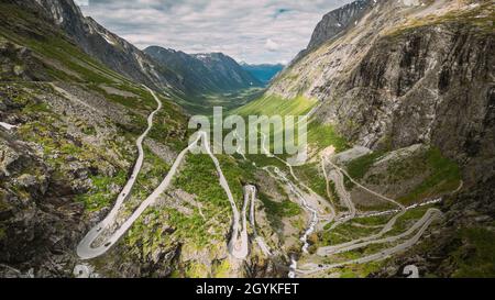 Trollstigen, Andalsnes, Norvegia. Auto va in montagna a serpentina Trollstigen su strada. Norvegese famoso punto di riferimento e meta popolare. La contea norvegese Foto Stock