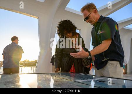 200119-N-PM193-2143 PEARL HARBOR (GEN. 19, 2020) Segretario di Stato della Marina Thomas B. Modly visita il USS Arizona Memorial con Brenda Haven, nipote dell'eroe Doris “Dorie” Miller della seconda Guerra Mondiale. Modly nominerà un futuro vettore aereo di classe Gerald R. Ford in onore di Miller durante una cerimonia a Pearl Harbor, Hawaii, il Martin Luther King Day. Questa sarà la seconda nave chiamata in onore di Miller, e il primo vettore aereo mai chiamato per un afroamericano e un velivolo arruolò.(U.S. Foto Navy di MC2 Alexander C. Kubitza/Released) Foto Stock