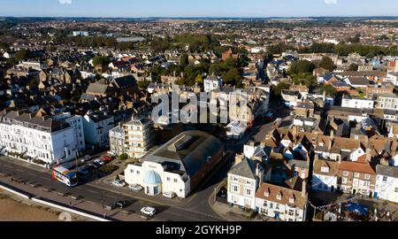 Primo piano, vista aerea del Deal Seafront, che mostra il Port Arms, il Museo della Torre di Time Ball e il Regent Foto Stock