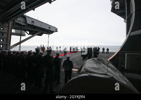 200120-N-TL141-1113 OCEANO PACIFICO (GEN. 20, 2020) i marinai si trovano in posizione di riposo durante una sepoltura in mare a bordo della portaerei USS Theodore Roosevelt (CVN 71) 20 gennaio 2020. Il gruppo Theodore Roosevelt Carrier Strike è in fase di spiegamento programmato per l'Indo-Pacific. (STATI UNITI Foto della Marina di Seaman Dylan Lavin, specialista della comunicazione di massa) Foto Stock