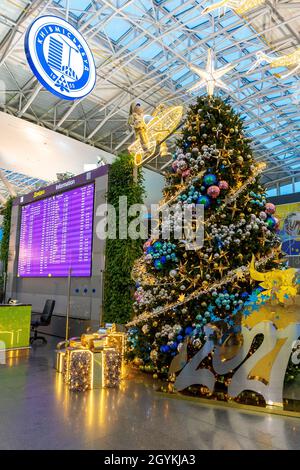 Ucraina, Kiev - 29 dicembre 2020: Decorazioni per l'anno nuovo all'aeroporto di Boryspil. Albero di Natale, ghirlande e luci vicino al bordo di volo. Viaggiare in inverno in vacanza. Foto Stock